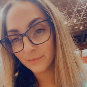 Meet your Posher, Adrienne